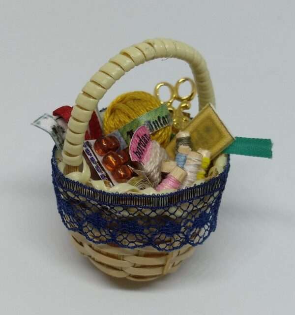 Costurero escala 1:12. Miniatura para casa de muñecas. - Imagen 2