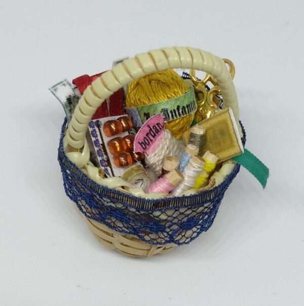 Costurero escala 1:12. Miniatura para casa de muñecas. - Imagen 4