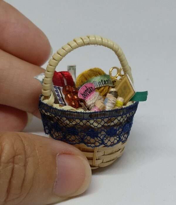 Costurero escala 1:12. Miniatura para casa de muñecas.