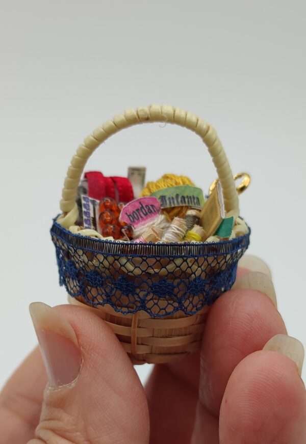 Costurero escala 1:12. Miniatura para casa de muñecas. - Imagen 6